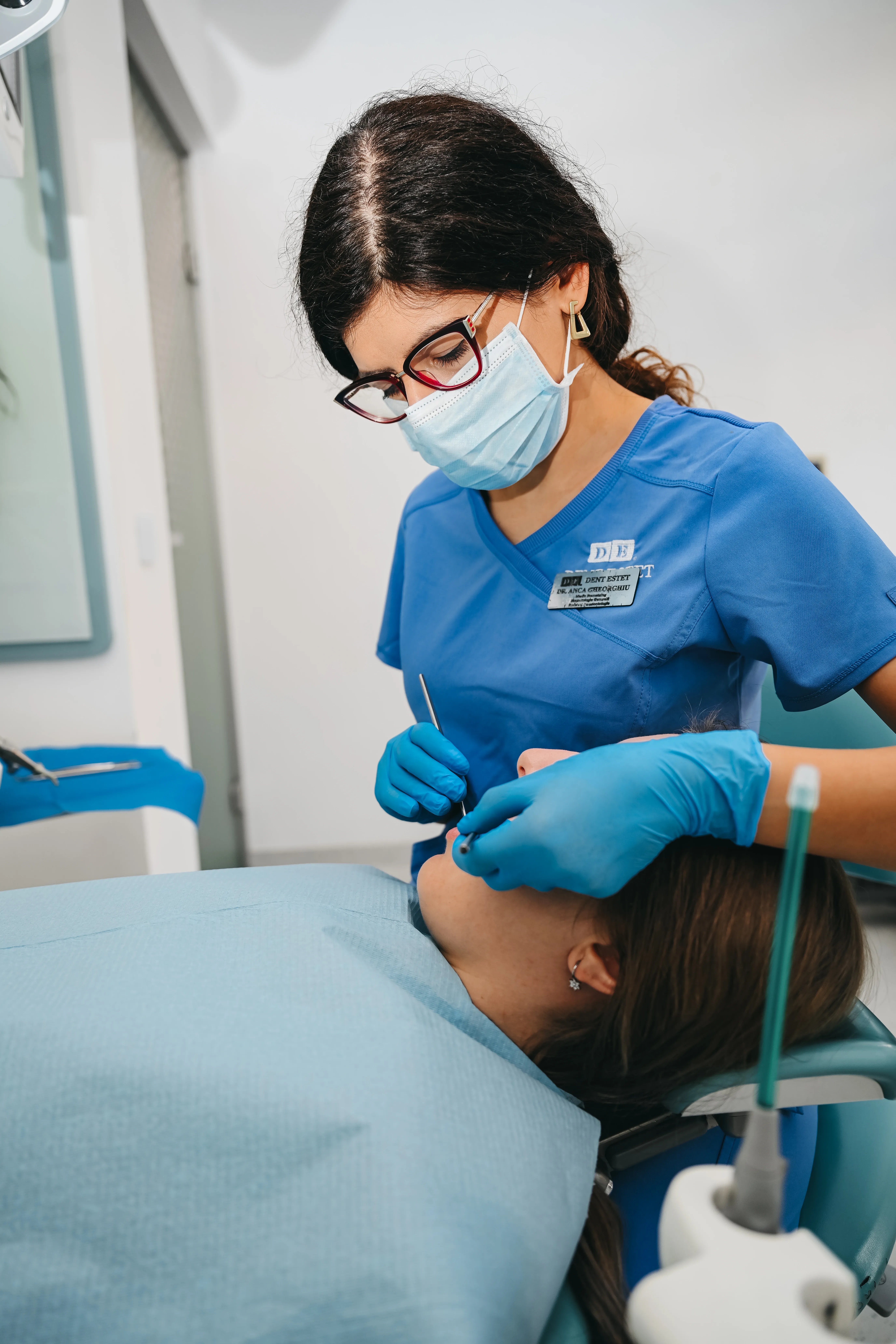 Consult stomatologic la DENT ESTET, unde medicul examinează limba încărcată a unui pacient. 
