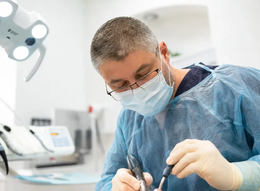 Medic implantolog in timpul operatiei de implant dentar