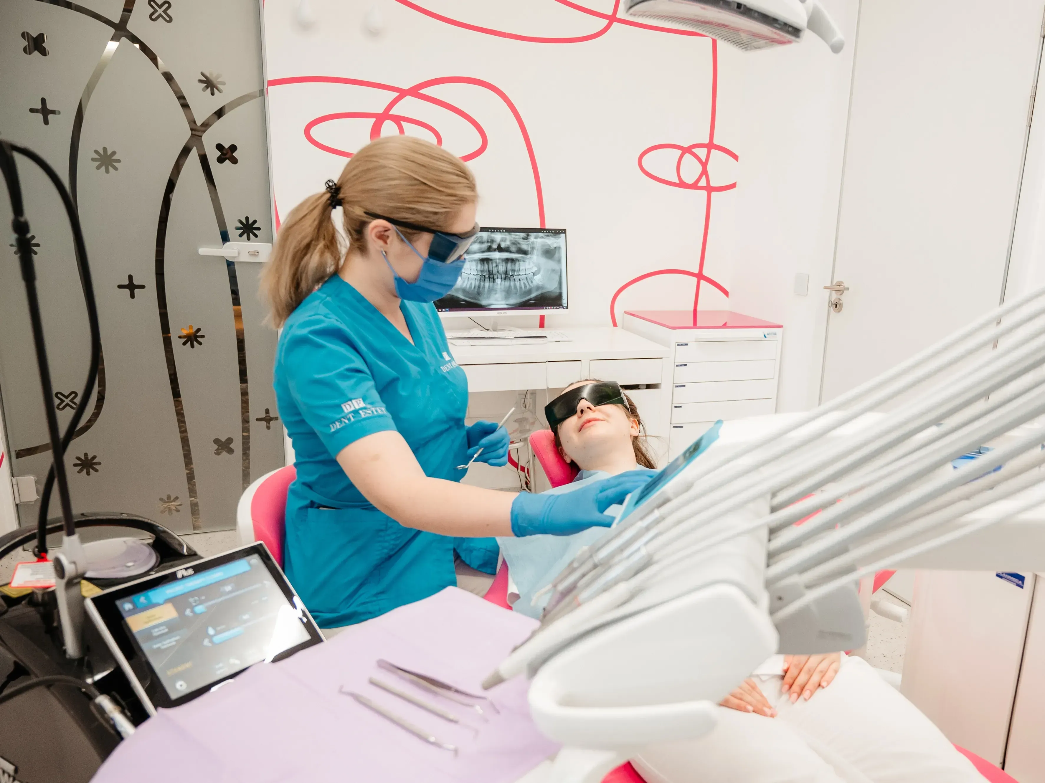 Dr. Andreea Lascău is offering laser cavity treatment in Brașov.