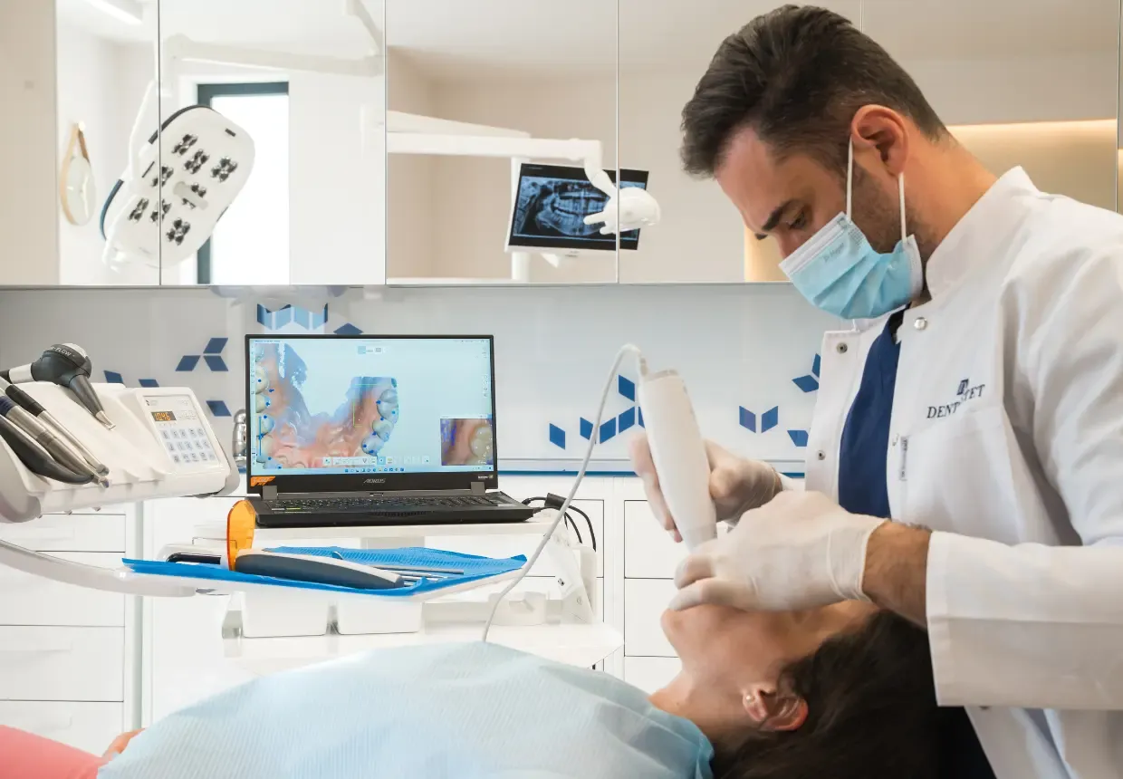 Dr. Dan Straja realizează scanare intraorală 3D pentru lucrarea protetică.