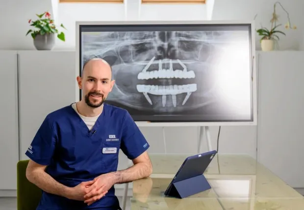 Dr. Horaţiu Dobre cu radiografie All-on-4