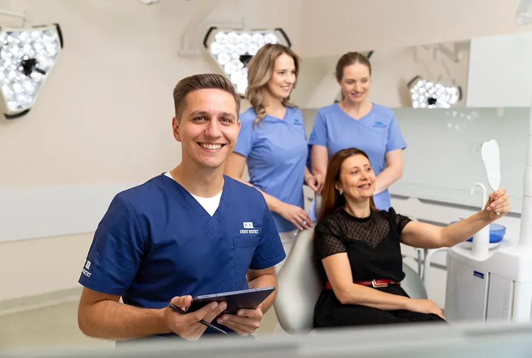 Pacienta si echipa de medici DENT ESTET - consultatie stomatologica