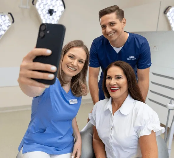 Echipa de medici si pacienta cu implant dentar - reabilitare All-on-4