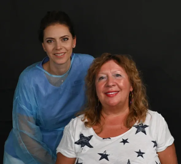 Anca G. alături de Dr. Alice Gavrilescu după finalizarea tratamentului All-on-4® la DENT ESTET