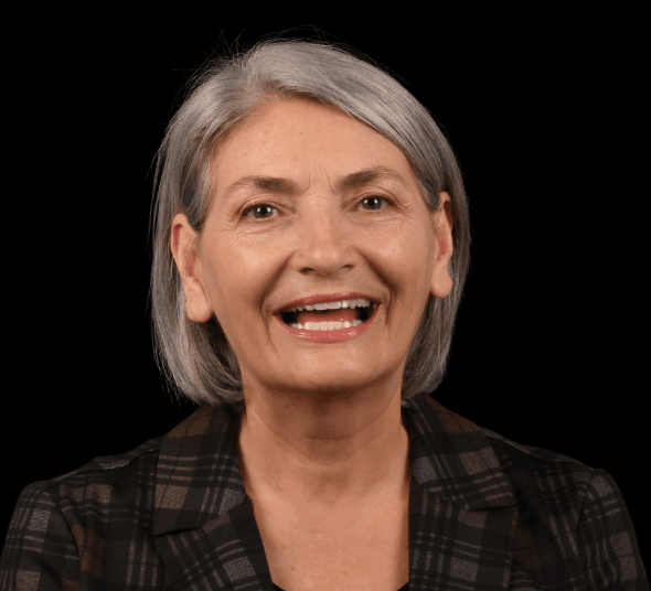 Pacienta Maria O. după tratamentul cu implant dentar Straumann® Pro Arch și lucrare fixă pe implanturi