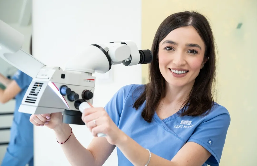Medic endodont cu microscop endodontic pentru tratament de canal