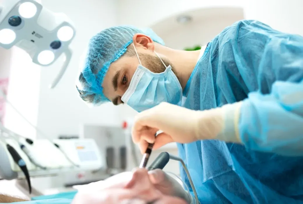 Medic specialist chirurgie in operatie de implant dentar