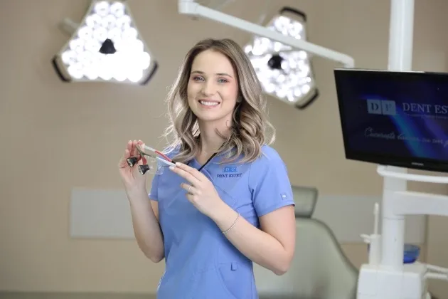 Medic stomatolog cu lupe dentare pentru tratamentul cariei dentare