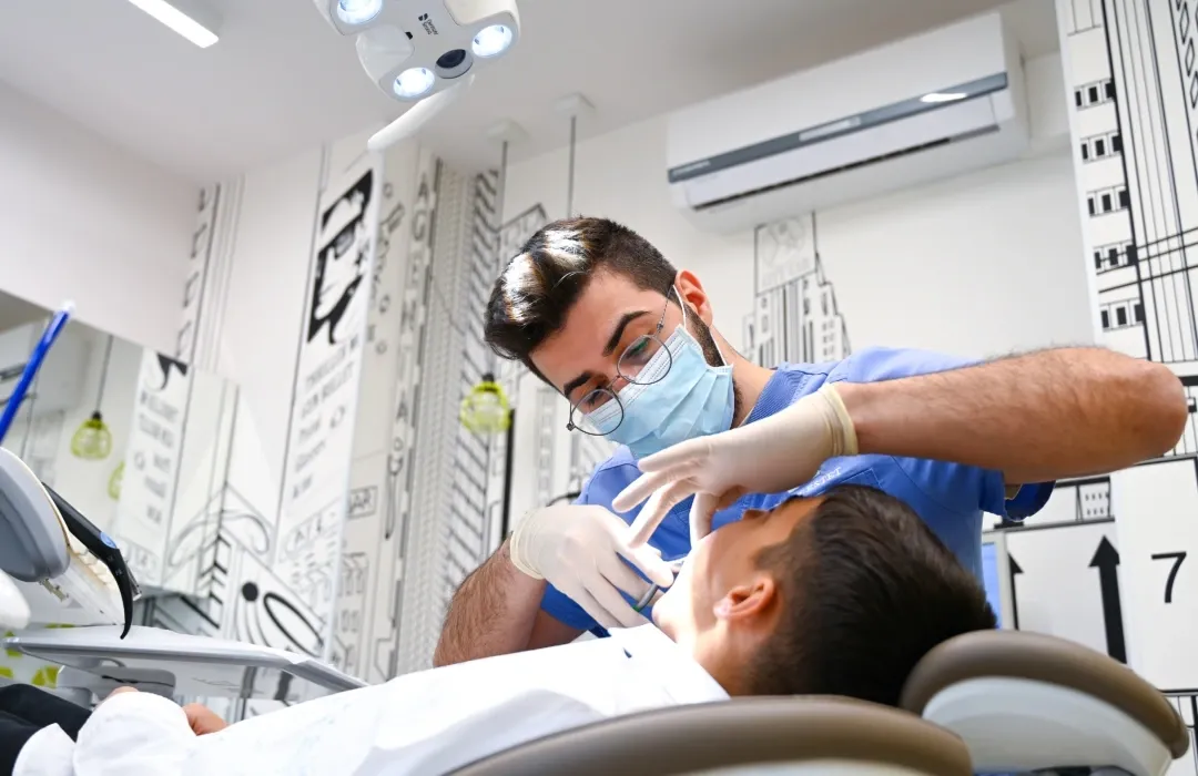 medic-ortodont-pacient-cabinet.webp