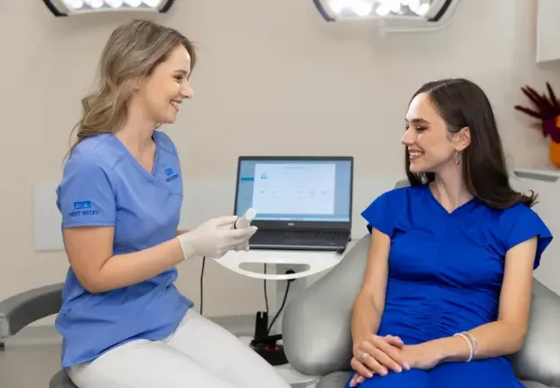 Medic stomatolog și pacientă DENT ESTET înainte de ședință de scanare intraorală.