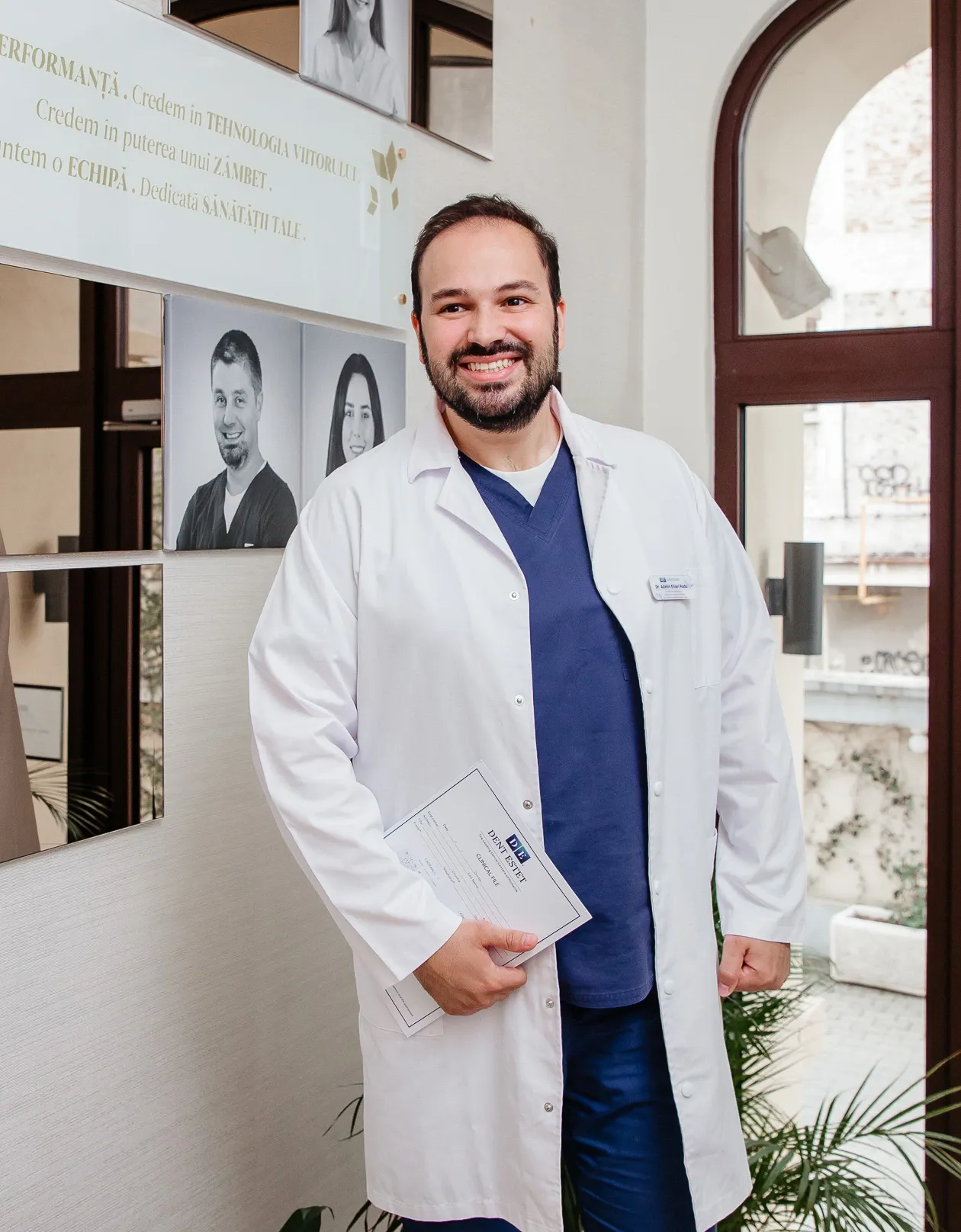 Dr. Adelin Radu, medic specialist în protetică dentară, disciplină implicată în tratamentul ATM. 