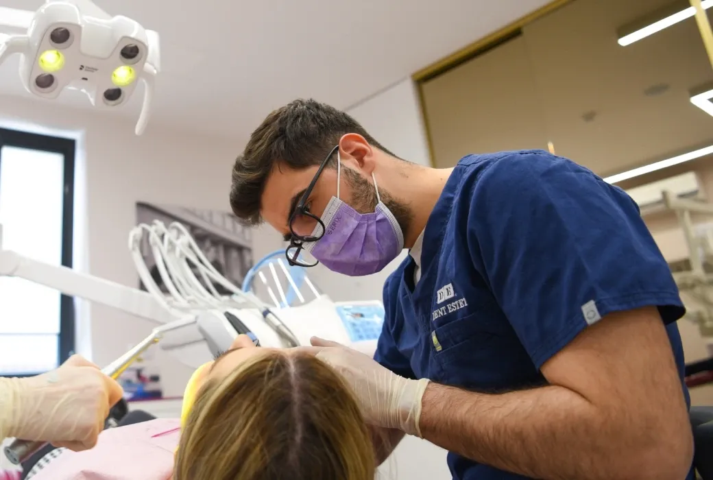Medic stomatolog in operatie de implant dentar la Ploiesti