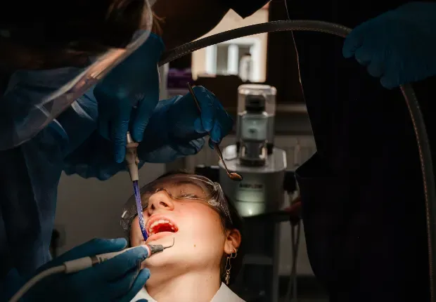 Pacient detartraj ultrasunete pentru îndepărtare tartru dentar.