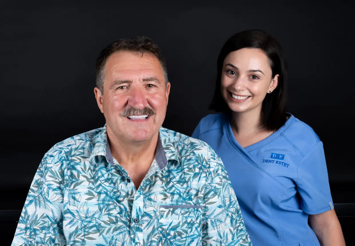 Pacient cu dinți ficși și dr. Adelina Budiș – protetică dentară