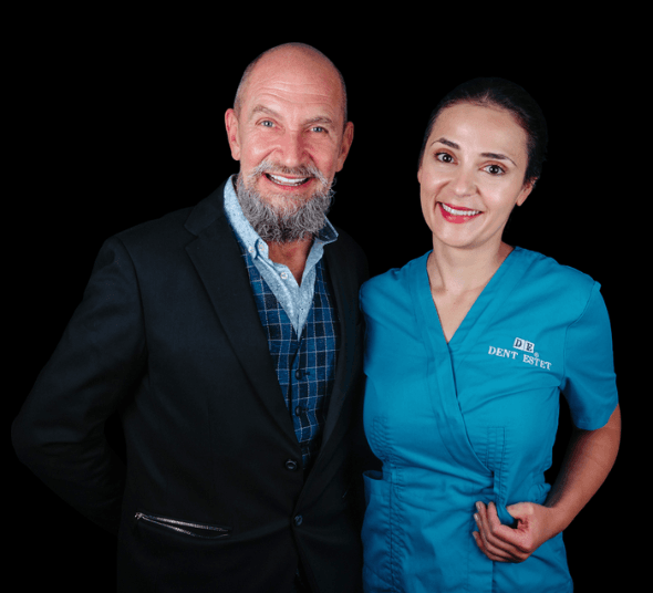 Pacientul Vasile P. alături de Dr. Alina Pantilie după finalizarea tratamentului cu implanturi dentare și coroane premium.