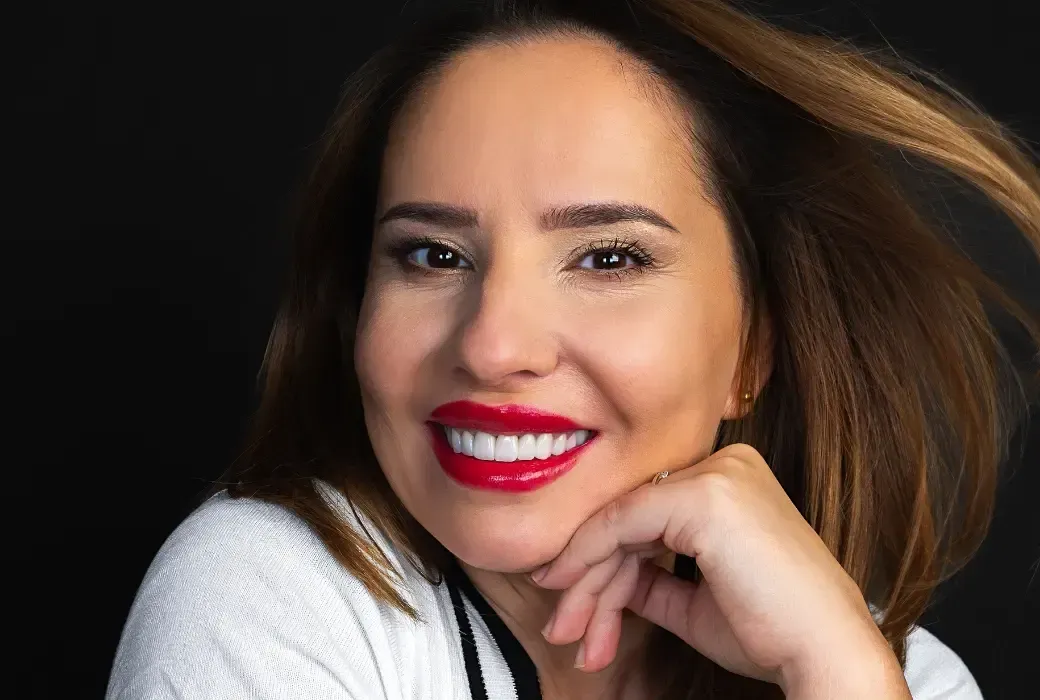 Pacienta cu zambet estetic | Coroane dentare DENT ESTET.