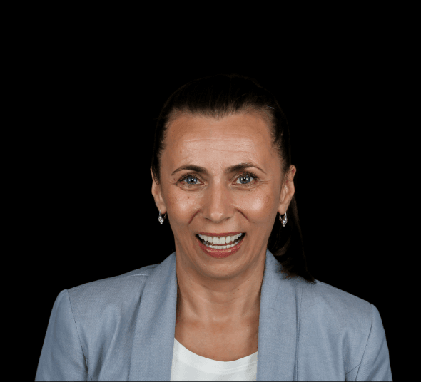 Pacientă după tratamentul cu fațete dentare EMAX și coroane premium din zirconiu