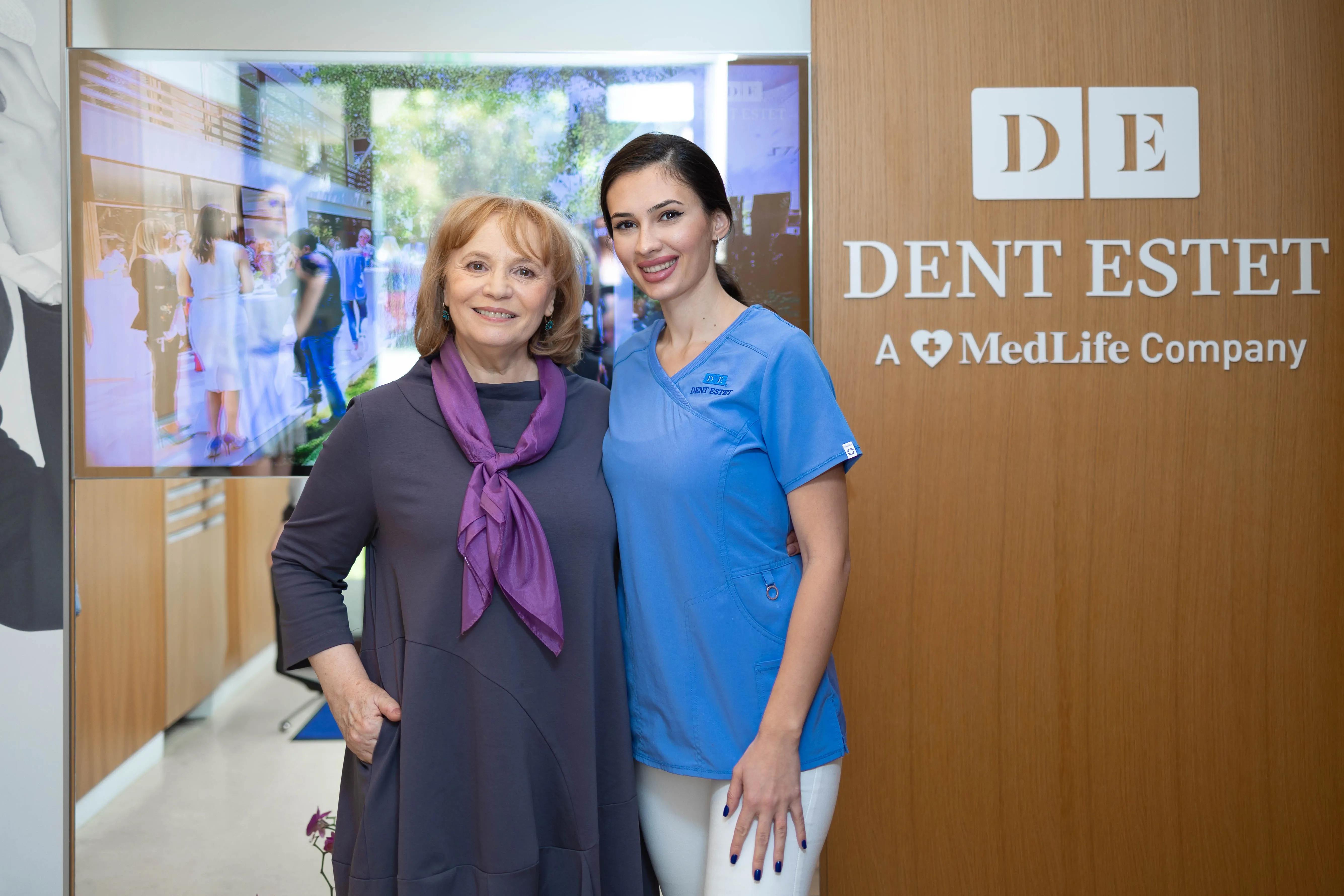 Pacienta și medicul stomatolog dr. Roxana Gheorghe, o relație de încredere după tratament. 