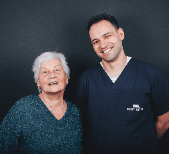 Maria I. și Dr. Marius Goția după tratamentul All-on-4 cu dinți ficși în 24 de ore realizat la DENT ESTET Brașov.