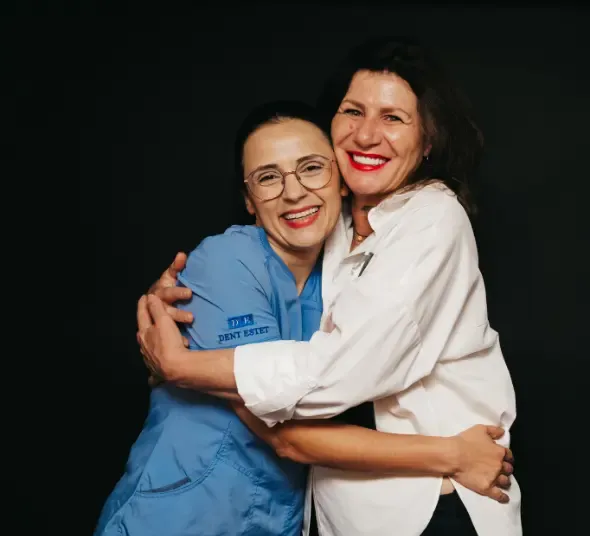Dr. Alina Patilie și pacienta cu implant dentar și coroane ceramice | DENT ESTET Brașov