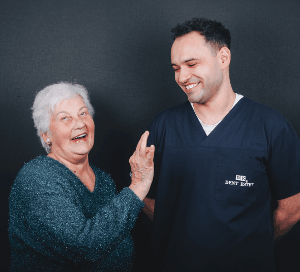 Pacienta Maria I. împreună cu Dr. Marius Goția după finalizarea tratamentului All-on-4 NEODENT® NEOARCH® la DENT ESTET Brașov.