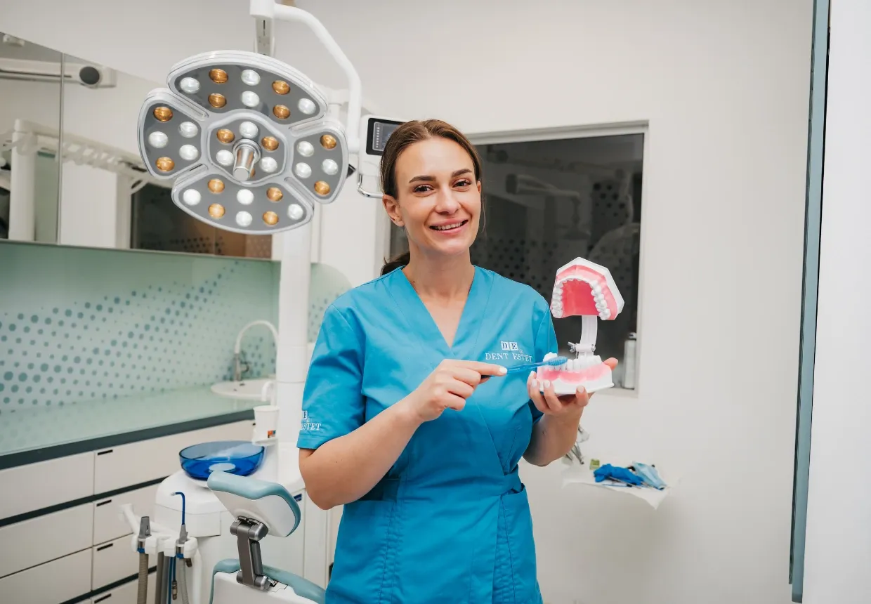 Medic stomatolog DENT ESTET demonstrează periajul dentar corect.