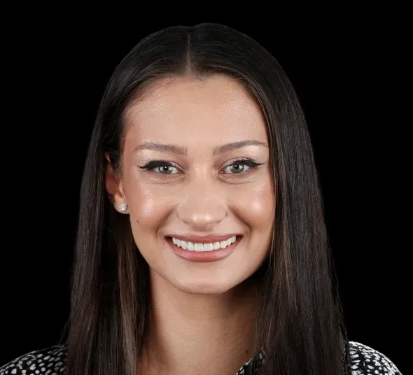 Portret Georgeta P | Aparat dentar safir, implant si fatete