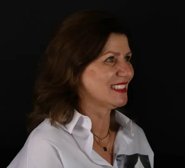 Pacientă după tratament cu implant dentar și coroane dentare ceramice Brașov