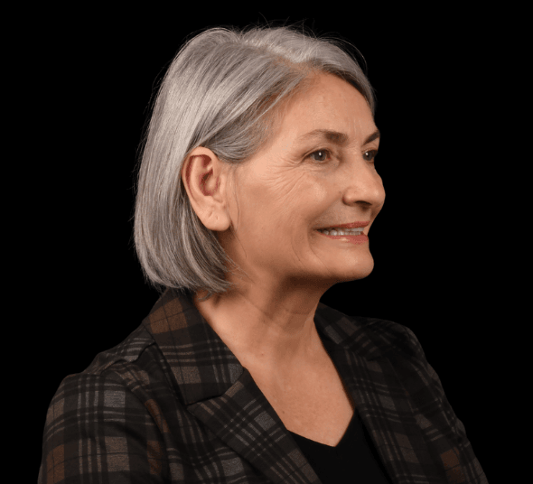 Profilul pacientei Maria O. după reabilitarea orală cu implant dentar Straumann® Pro Arch