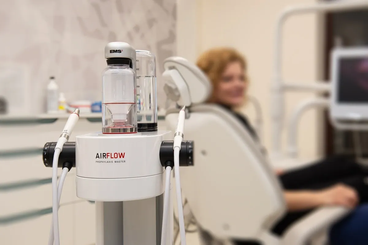 Dispozitivul Air Flow folosit în clinicile DENT ESTET pentru igienizarea profesională periodică. 