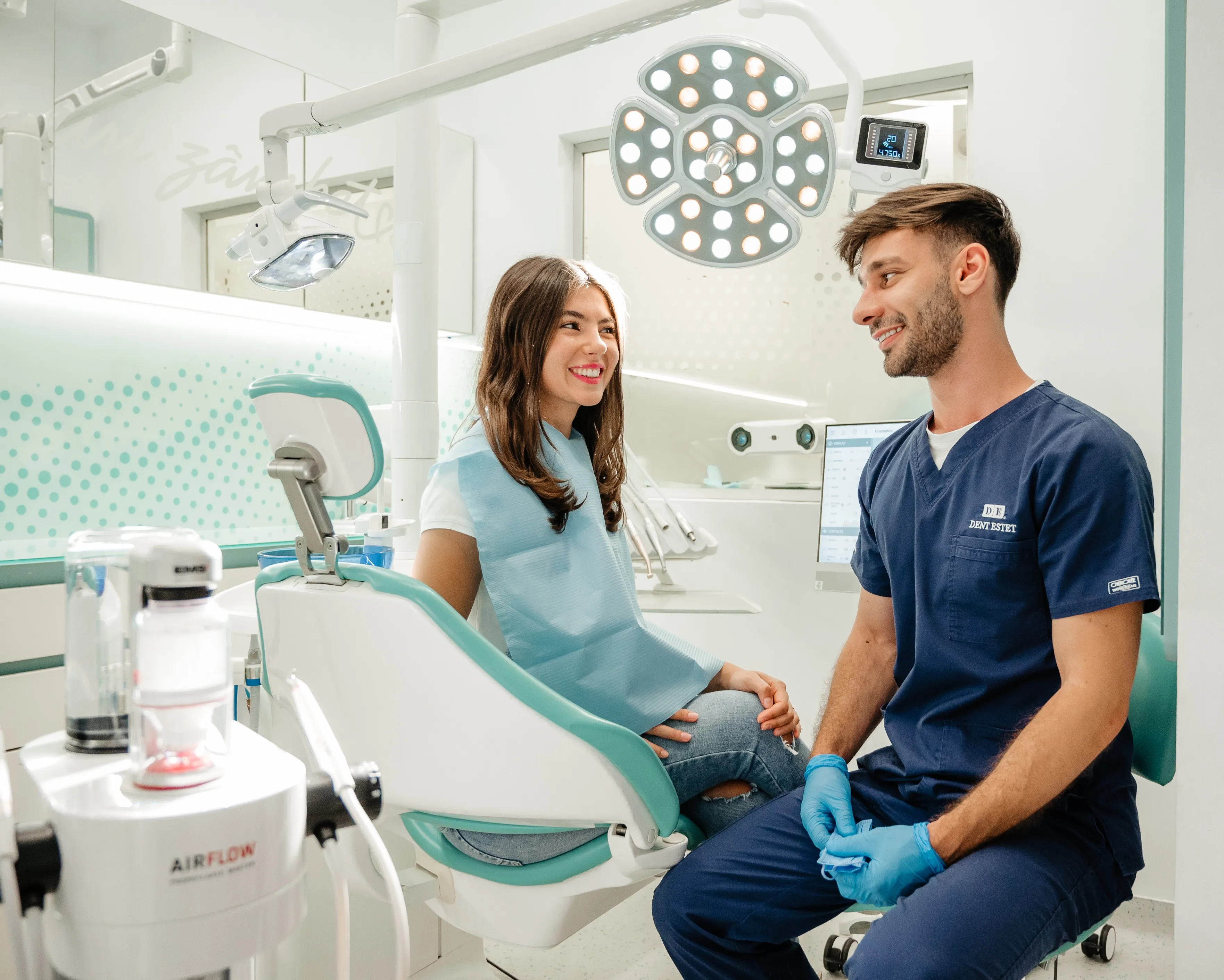 Pacienta primește recomandari pentru rutina de igiena orală de la medicul stomatolog dupa Air flow. 