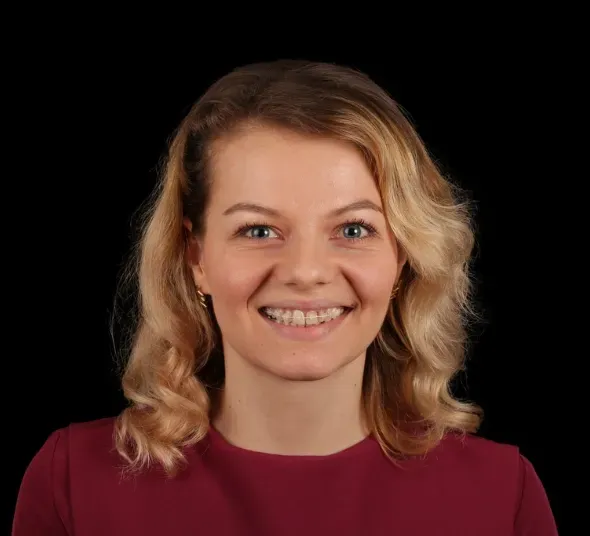 Zâmbetul Sorinei înainte de finalizarea tratamentului ortodontic și protetic